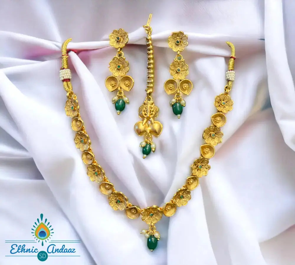 Simi Short Gold Set Jewelry