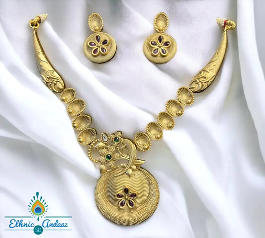 Nisha Short Gold Set Jewelry