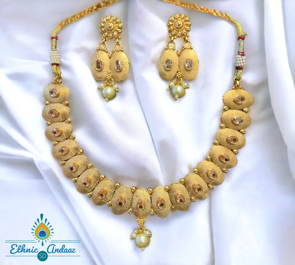 Nishka Short Gold Set Jewelry